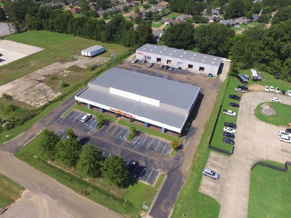 Showroom / Office / Warehouse Gluckstadt: 141 Enterprise Drive, Madison, MS 39110